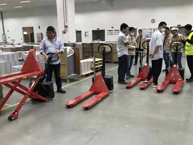 電動(dòng)高升程搬運(yùn)車交付使用，感謝廠家羅總親自跟客戶講解操作方法！